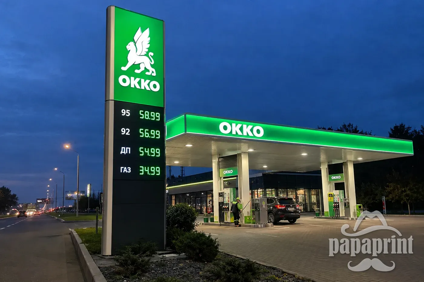 Нічна АЗС OKKO: підсвічений пілон і навіс зі світловими літерами на Столичному шосе у Києві