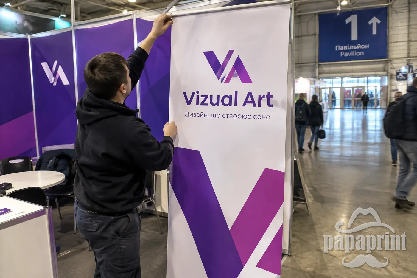 Монтаж ролл-апа 'Vizual Art' на выставке. Услуги установки мобильных конструкций от PapaPrint.