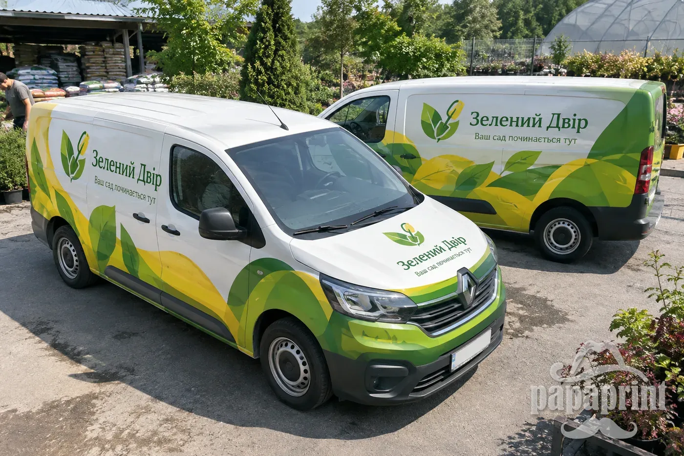 Два брендированных автомобиля 'Зелений Двір' на парковке