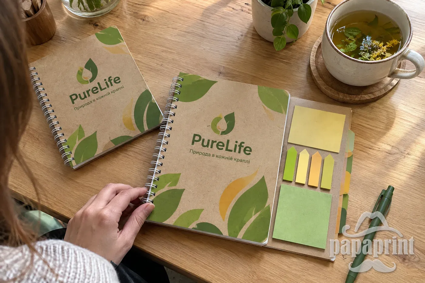Брендований еко-блокнот PureLife на пружині з наклейками та вкладками на столі від PapaPrint.