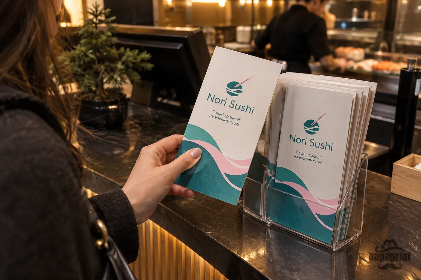 Буклет-меню Nori Sushi з C-фальцем на стійці адміністратора