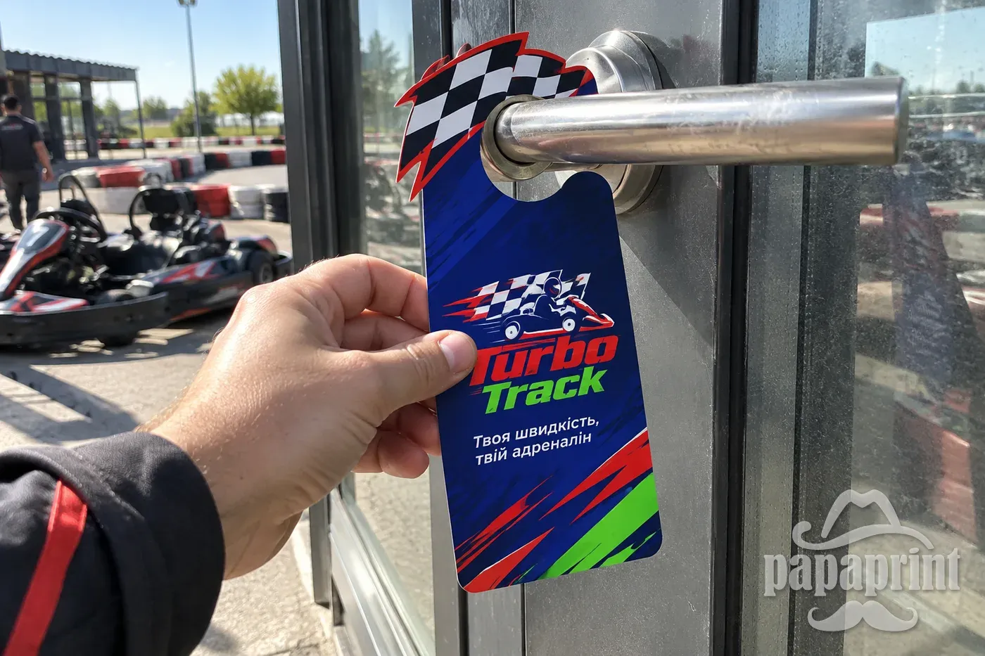 Хенгер Turbo Track на ручці дверей піт-стопу