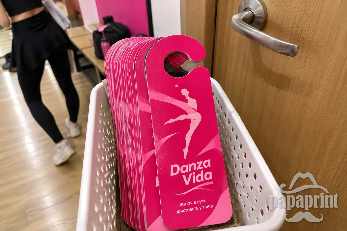 Стопка хенгерів Danza Vida у кошику для розповсюдження