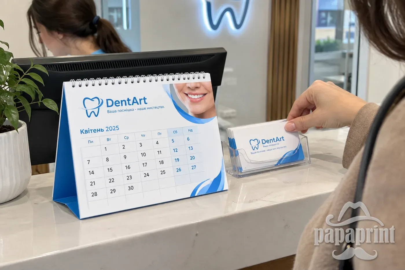 Настільний перекидний календар DentArt на столі реєстрації
