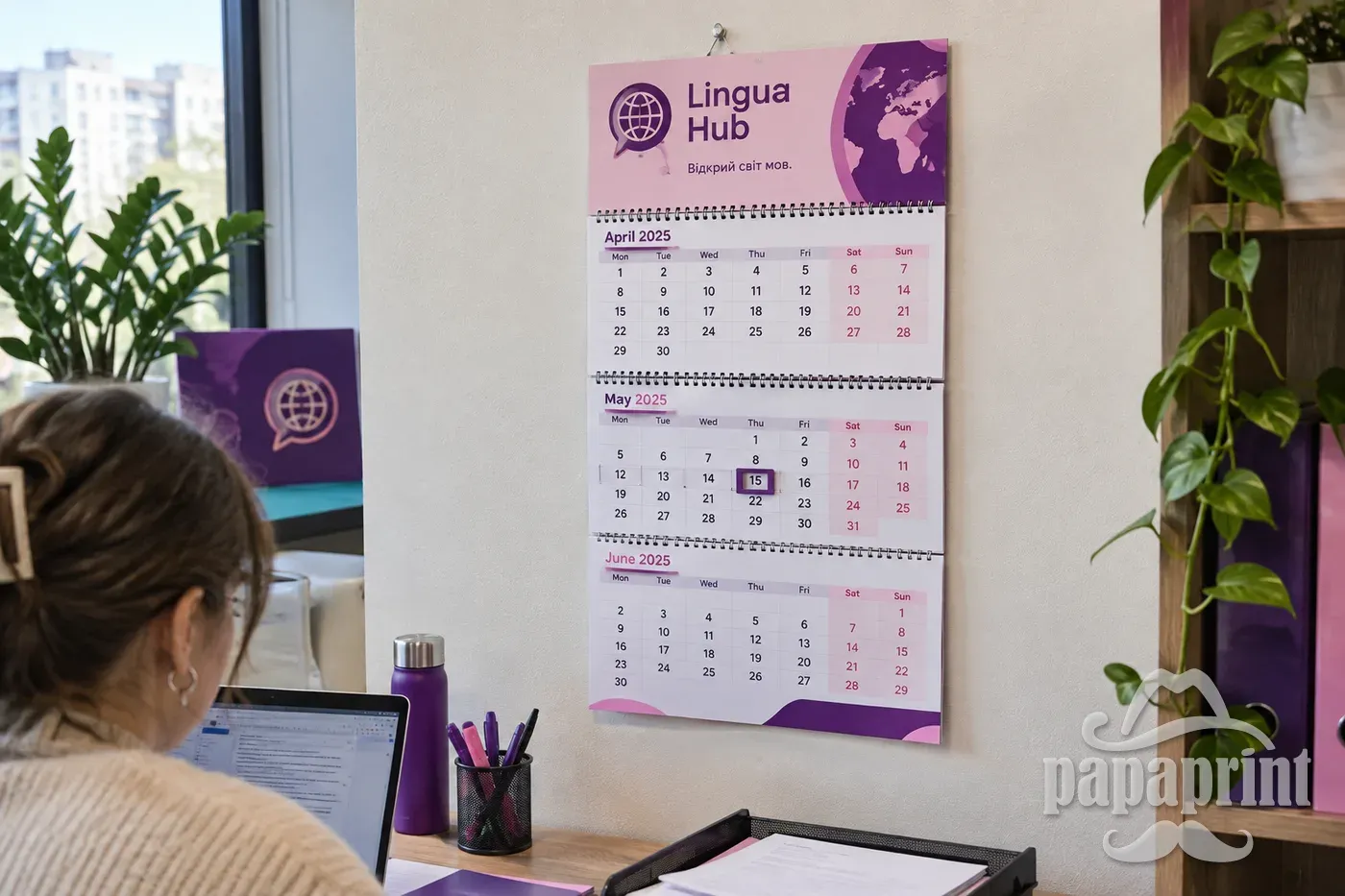 Квартальний календар Lingua Hub на стіні офісу, виготовлений PapaPrint, для зручного планування.