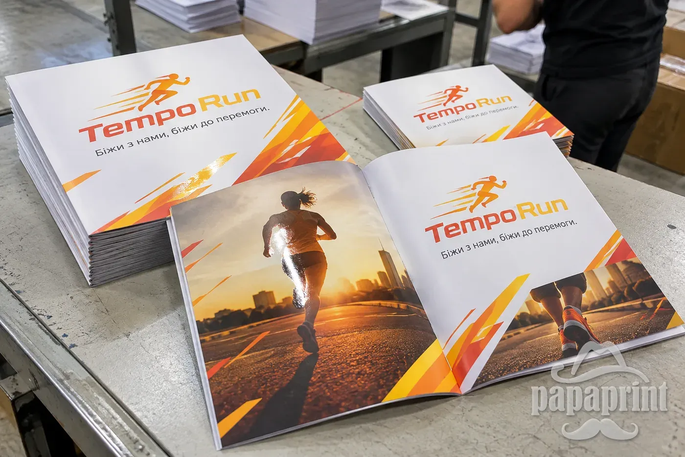 Каталоги TempoRun з УФ-лаком, готові до відправки від PapaPrint
