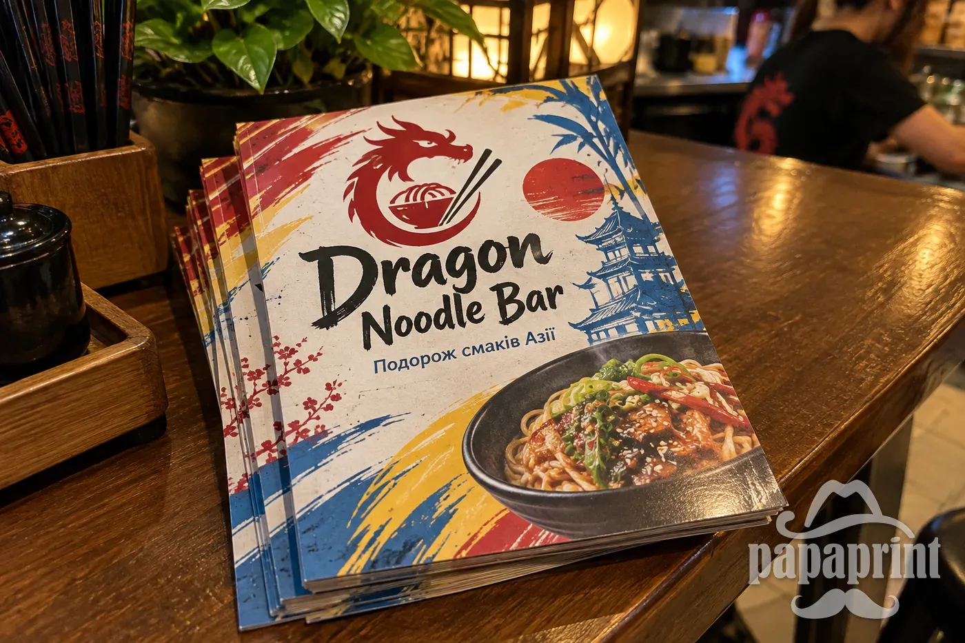 Рекламні листівки А5 Dragon Noodle Bar на стійці кафе
