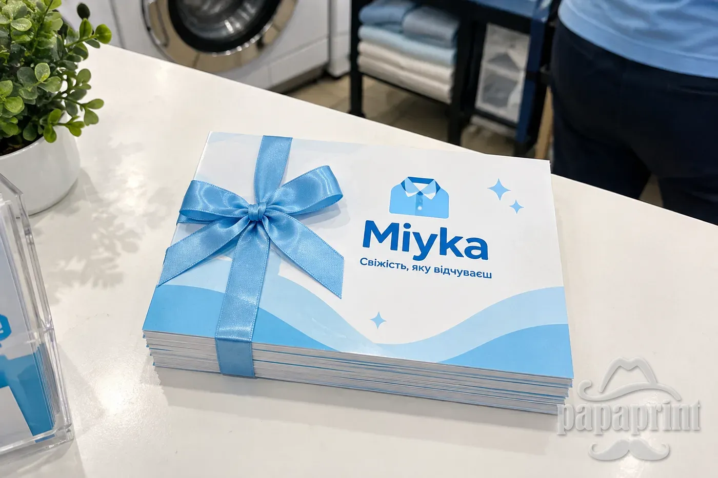 Стопка вітальних листівок Miyka на прилавку пральні, друк