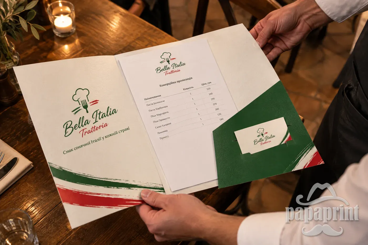 Відкрита папка Bella Italia з кишенею та візиткою в руках. Знімок