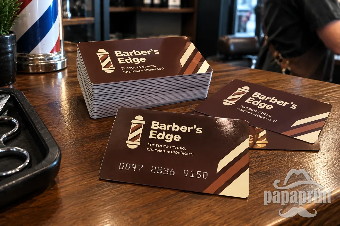 Пластикова карта Barber's Edge з тисненням номера на столі, приклад друку PapaPrint