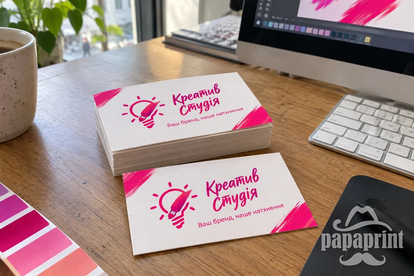Візитки Креатив Студія, якість друку PapaPrint. Готові візитки на столі.