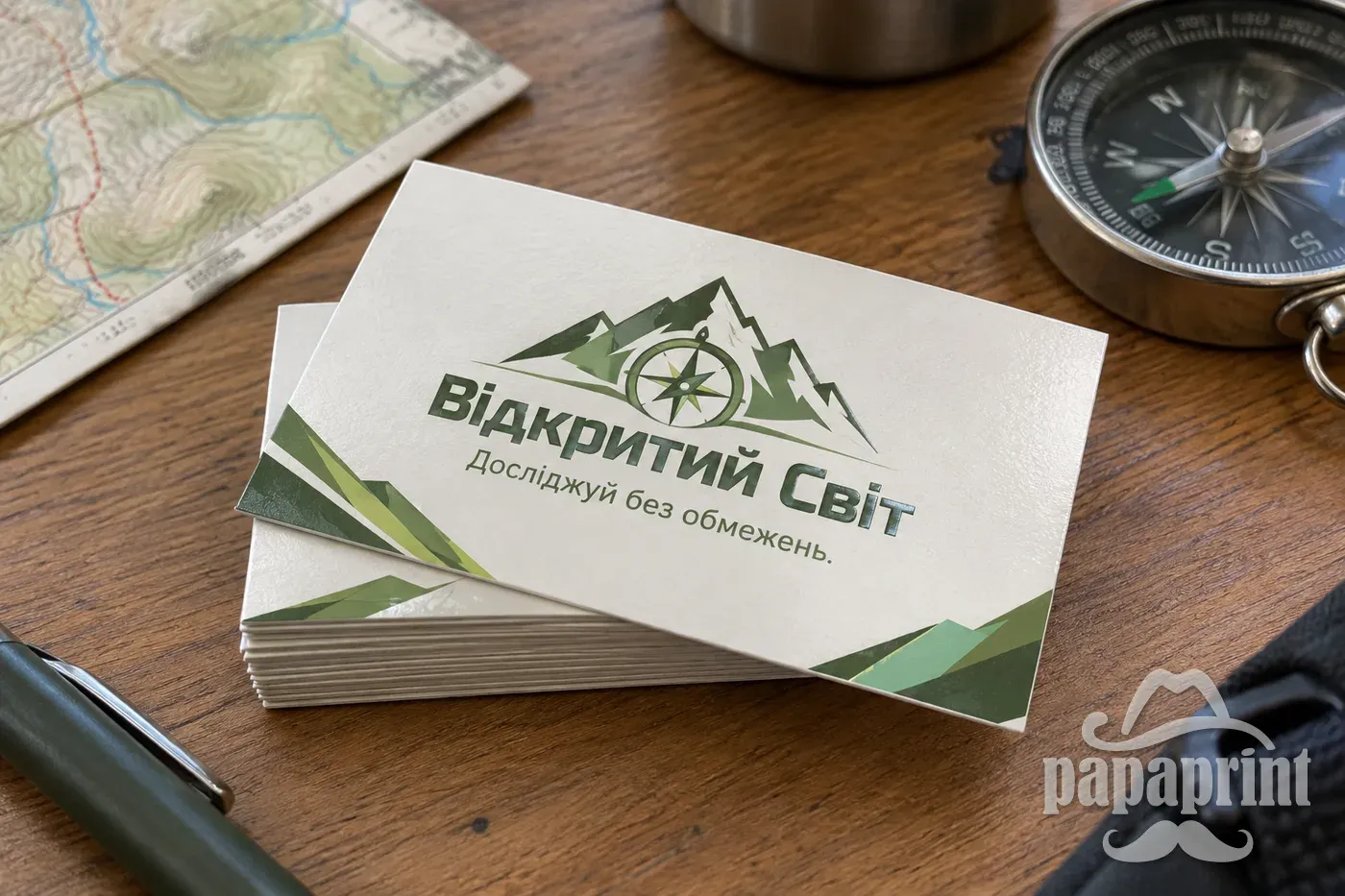 Візитки 90х50 мм Відкритий Світ на столі, приклад PapaPrint