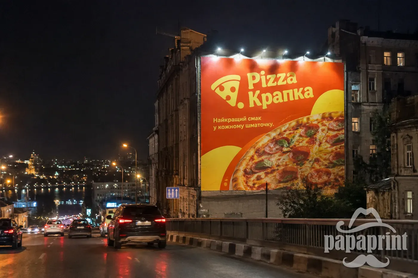 Підсвічений брандмауер Pizza Крапка вночі, міст