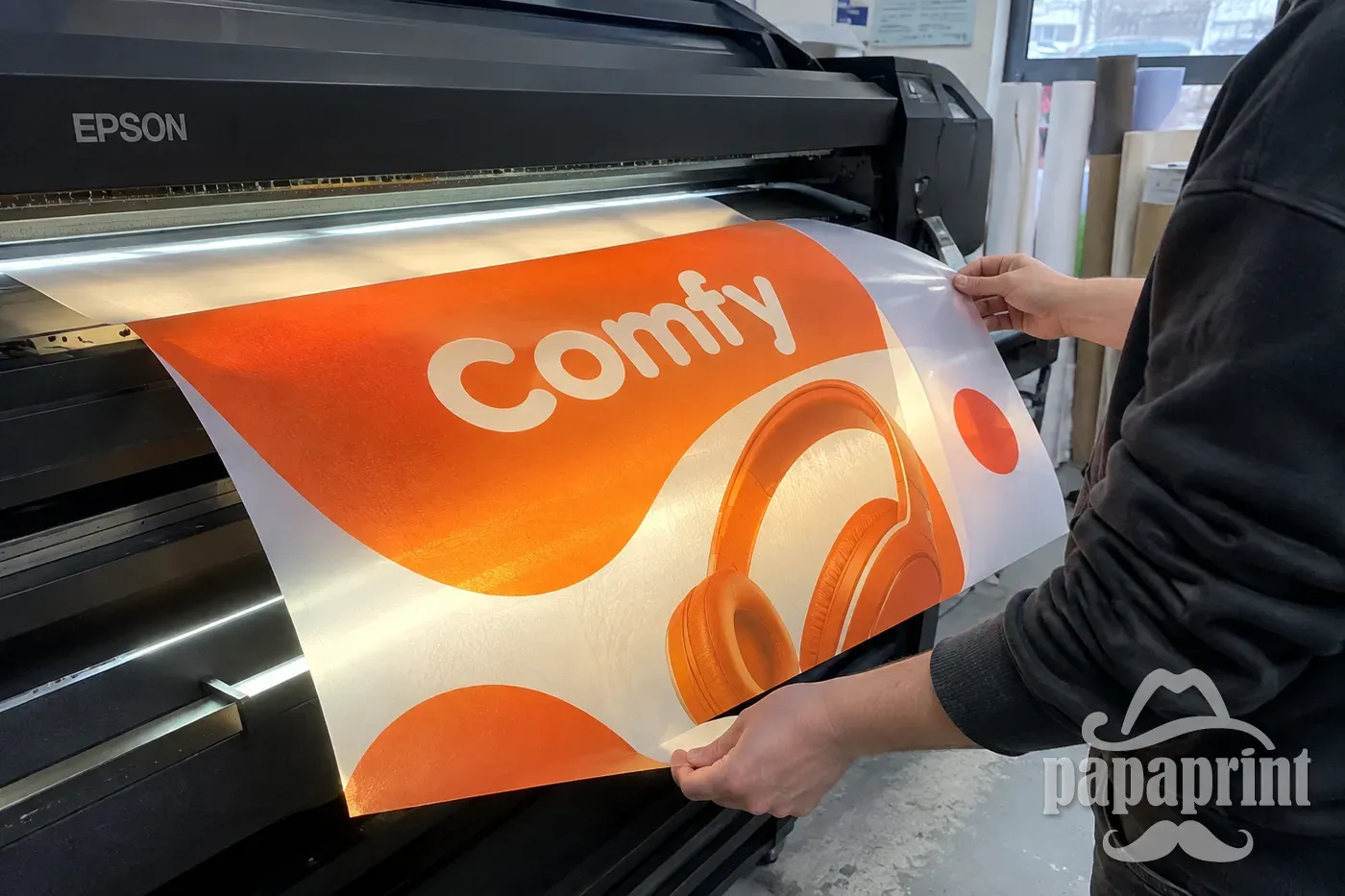 Широкоформатний друк Comfy на папері City-light 150 г/м² в цеху