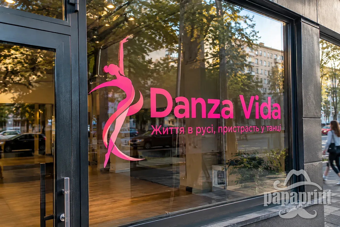 Об'ємні літери «Danza Vida» з плівки Oracal на вітрині