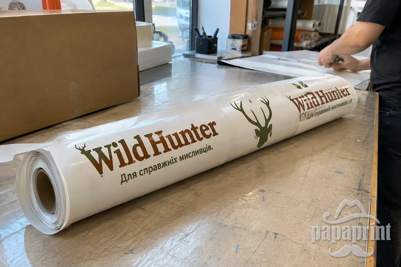 Пакований рулон порізаної плівки Oracal WildHunter для доставки від PapaPrint