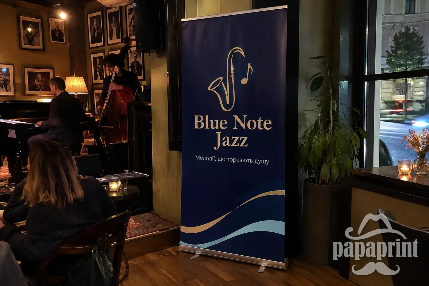 Мобільний ролл-ап стенд Blue Note Jazz на заході, виробництво PapaPrint