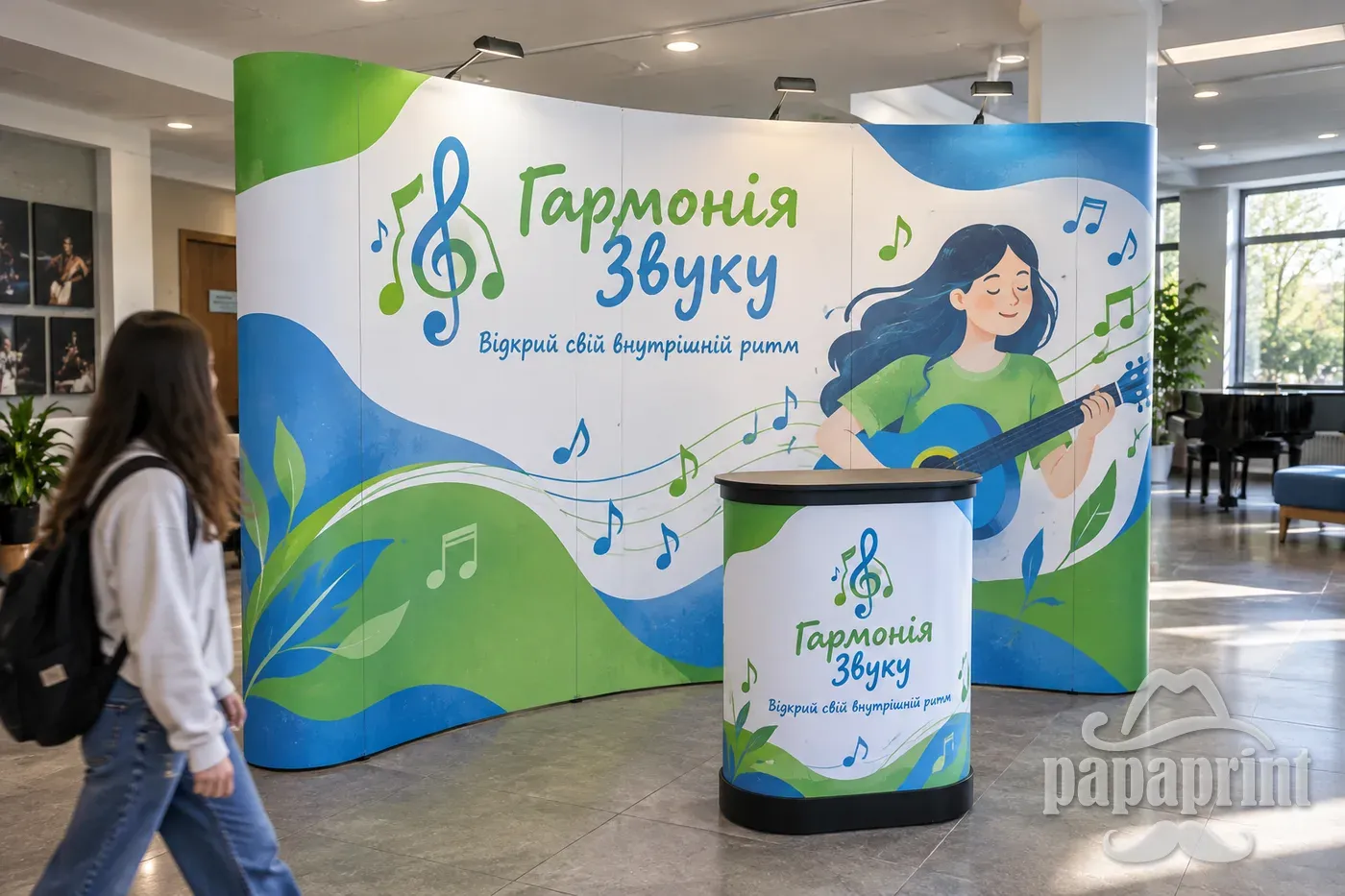 Великий виставковий стенд Pop-up Гармонія Звуку в фойє школи