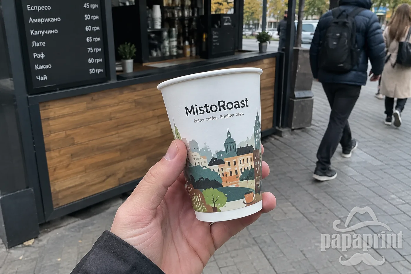 Рука тримає брендований стаканчик MistoRoast на міській вулиці біля кіоску