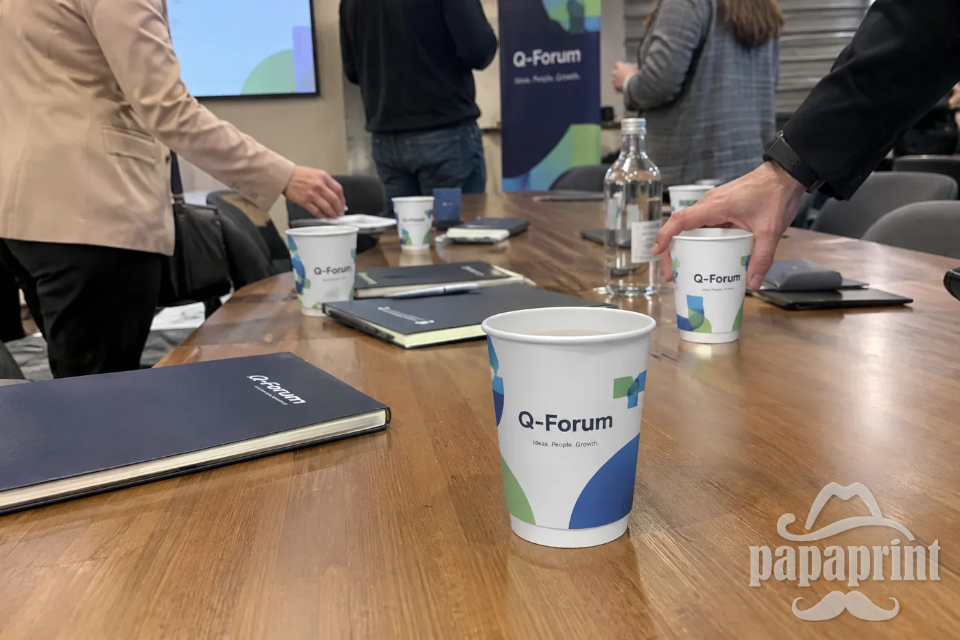 Стаканчики Q-Forum з водою стоять на столі під час конференційної перерви