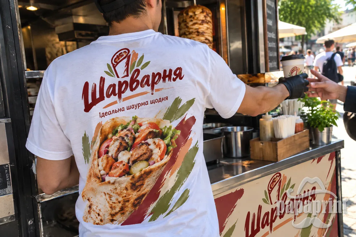Футболка з DTG друком 'Шарварня' на продавцеві в кафе