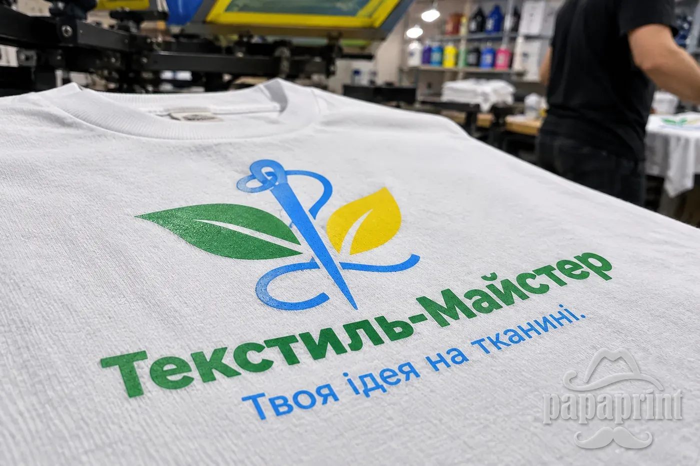 Макрознімок шовкографії логотипу 'Текстиль-Майстер' на футболці