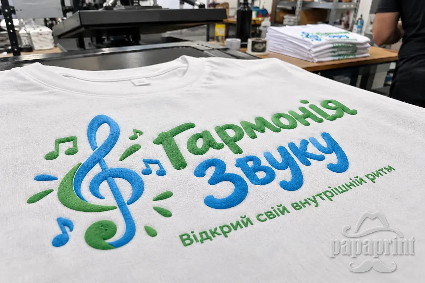 Об'ємний друк (пуф) на білій футболці для Гармонії Звуку. Макро з PapaPrint.