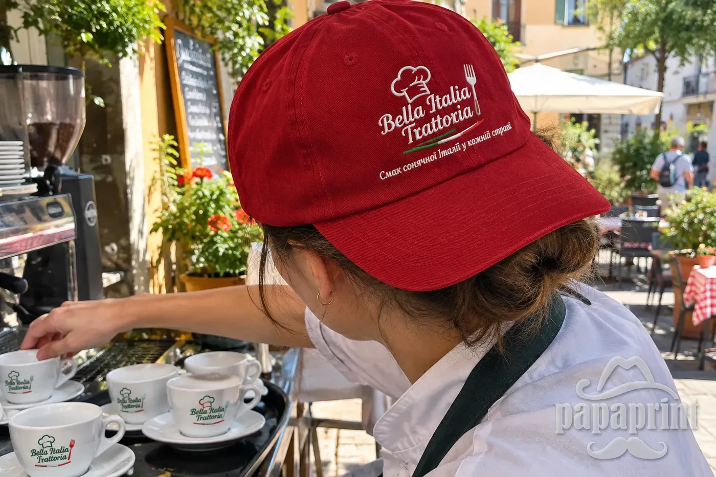 Червона бейсболка з вишивкою Bella Italia Trattoria на баристі