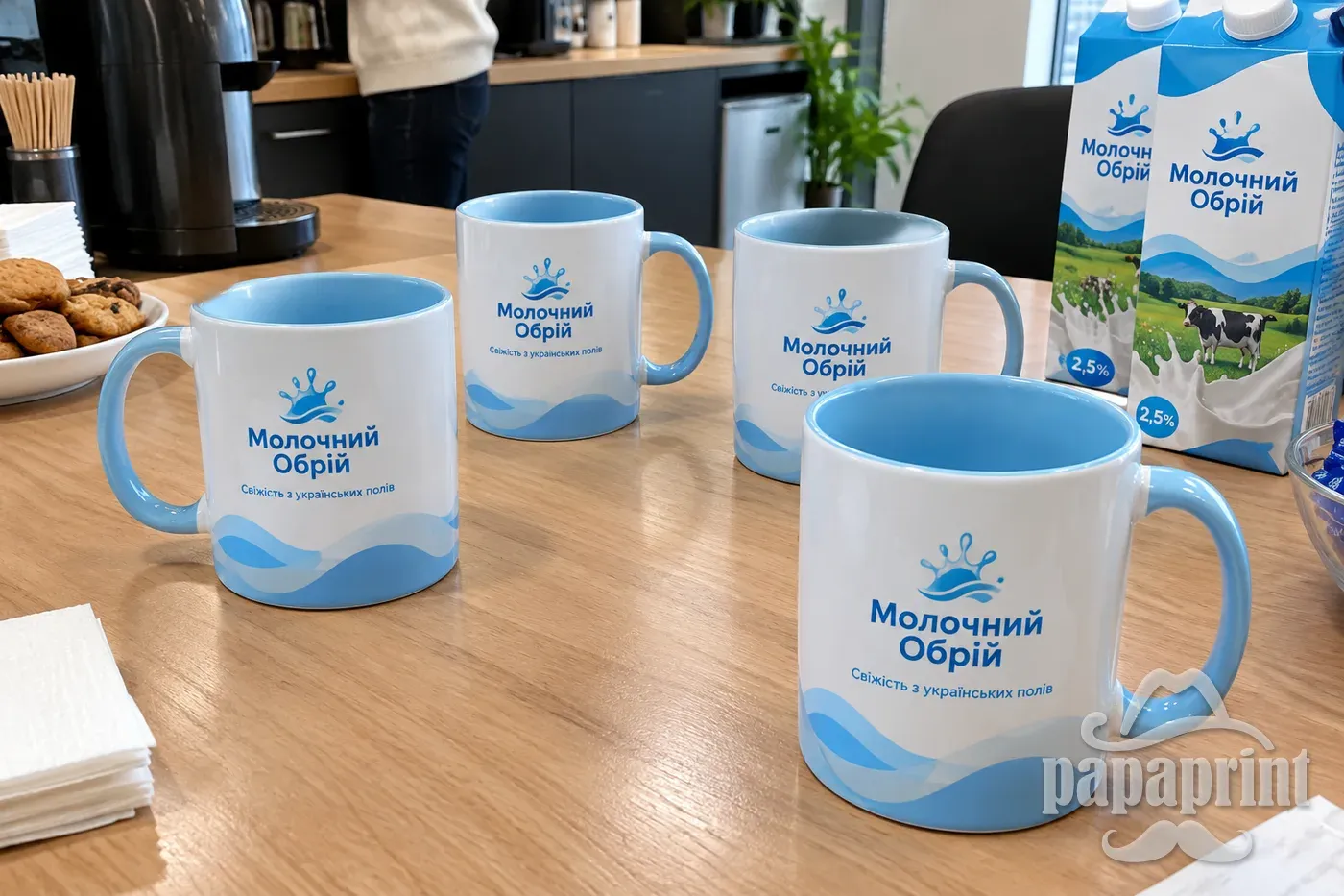 Брендовані кружки Молочний Обрій на офісній кухні