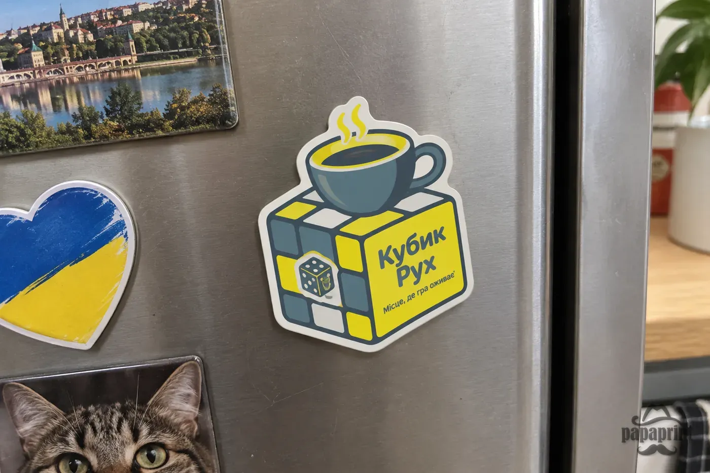 Фігурний магніт 'Кубик Рух' на холодильнику в кухні. Сувенірні магніти