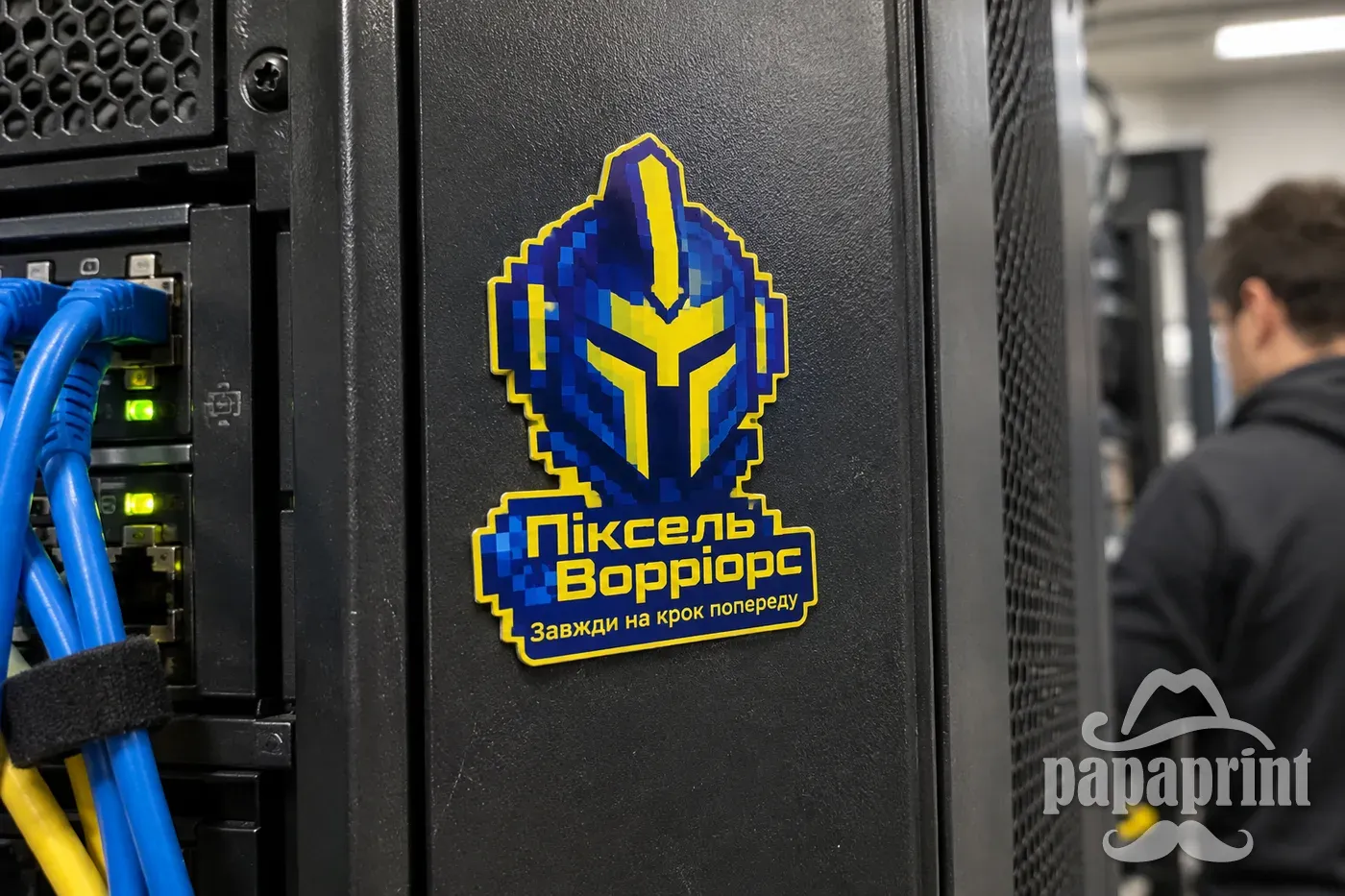 Фігурний магніт з логотипом Піксель Ворріорс на металевій поверхні серверної шафи, якісне виготовлення