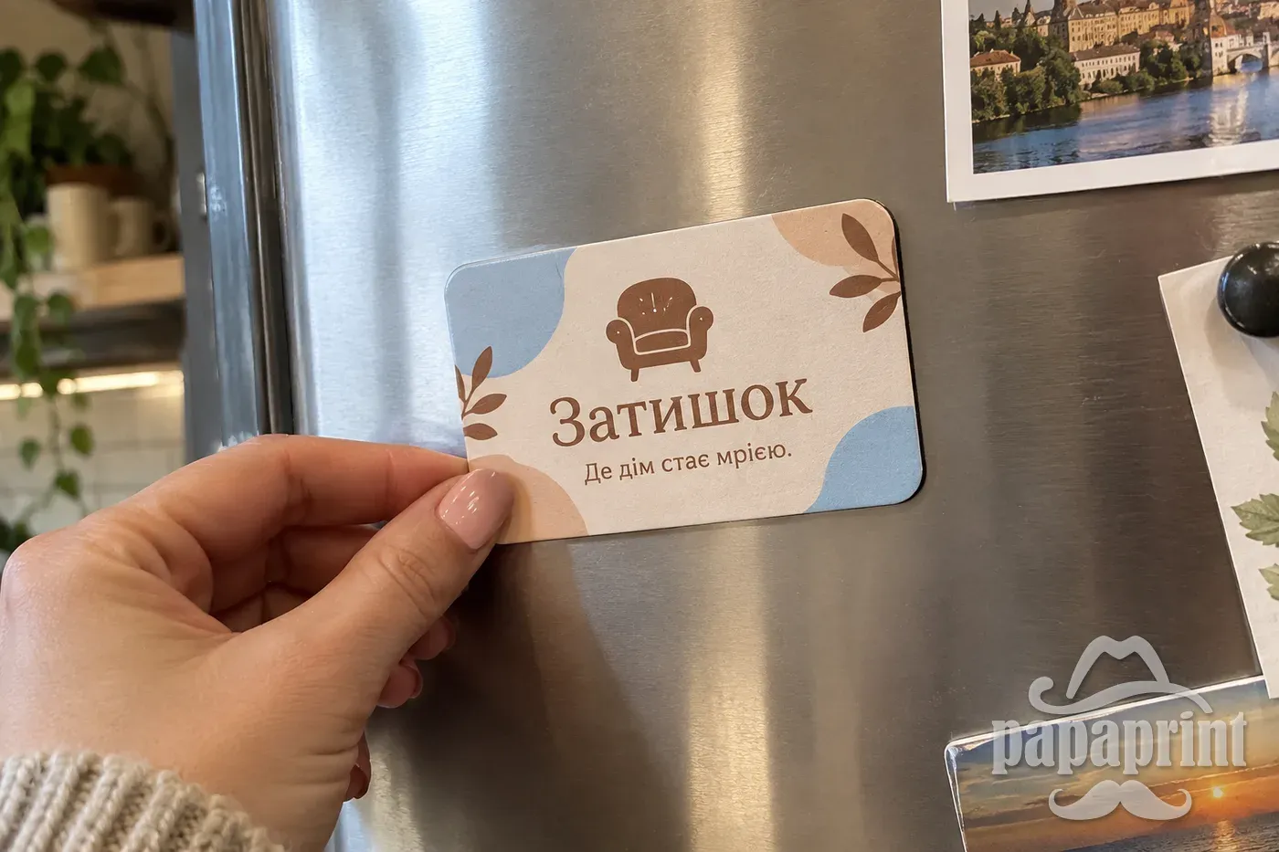 Вініловий магніт Затишок на холодильнику, демонструючи матеріал. PapaPrint.