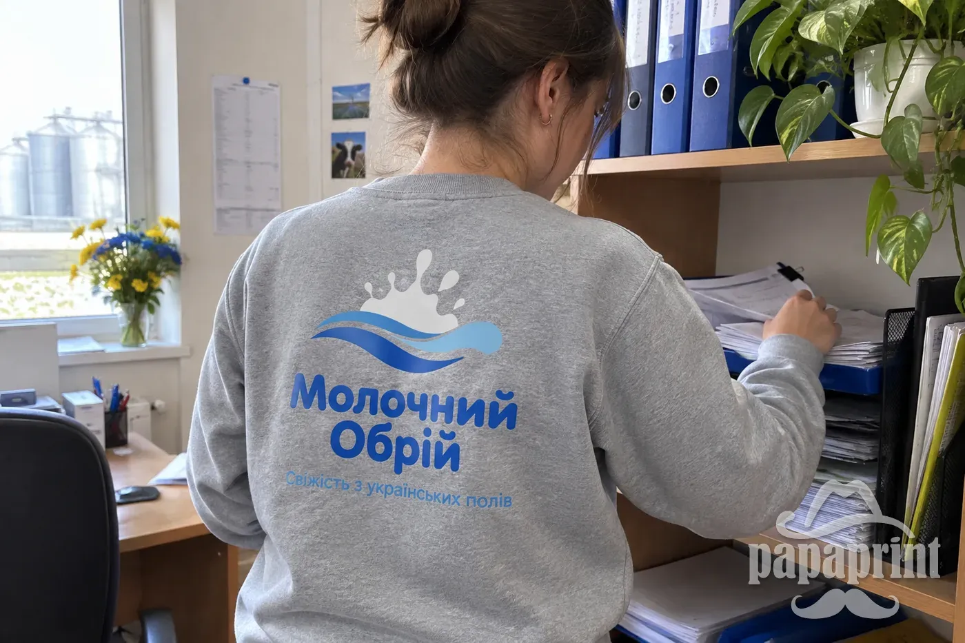 Світшот Молочний Обрій з DTG-друком на працівниці, офіс