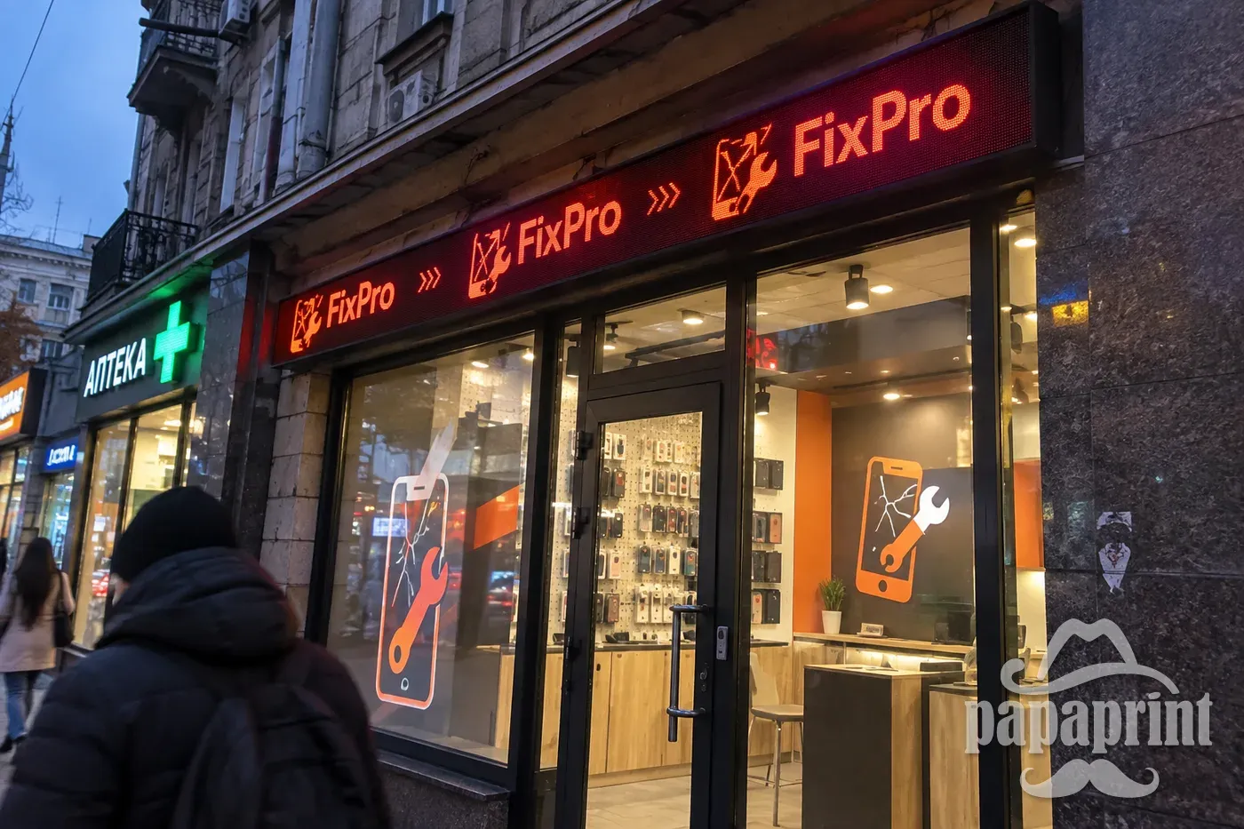 Яскравий LED-біжучий рядок FixPro на фасаді, змонтований PapaPrint