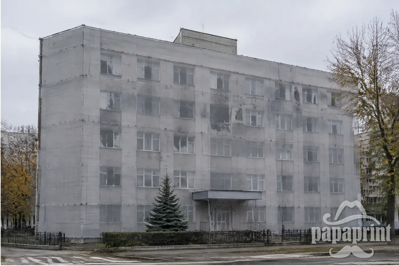 Пошкоджений офісний будинок під нейтральною сірою сіткою без друку на тросах