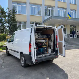 Бус з плівкою та інструментом на виїзді (ілюстрація)