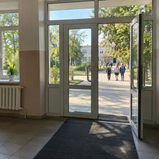 Скляні вхідні двері школи вранці першого вересня (ілюстрація)