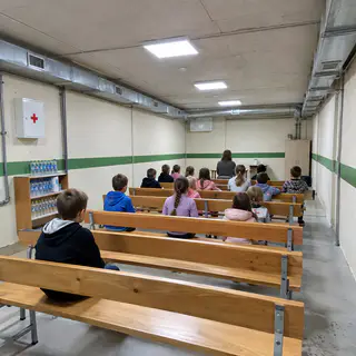 Діти з учителькою у шкільному укритті - плівка не замінює укриття (ілюстрація)