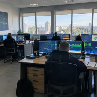 Робочі місця персоналу біля ряду вікон (ілюстрація)