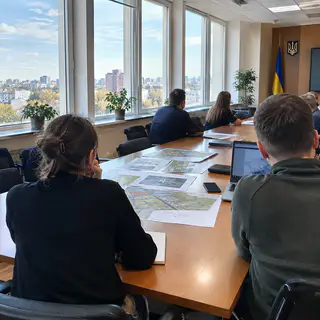 Робоча нарада з планами будівель у залі ради (ілюстрація)