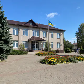 Будівля ради громади з прапором на центральній площі (ілюстрація)