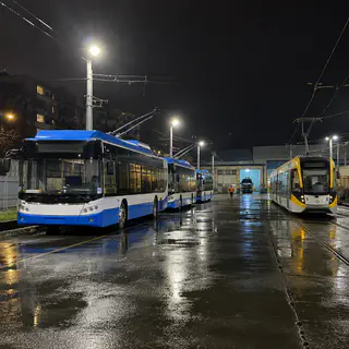 Тролейбуси і трамвай у депо вночі (ілюстрація)