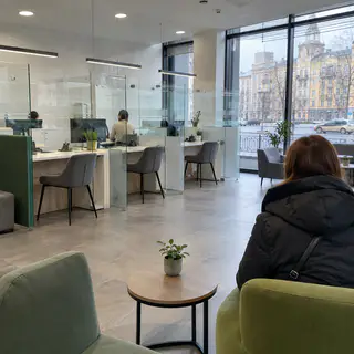 Скляні перегородки між залом клієнтів і робочими місцями у відділенні банку (ілюстрація)