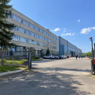 Административно-бытовой корпус завода рядом с цехом (иллюстрация)