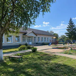 Відремонтована сільська школа з новими вікнами (ілюстрація)