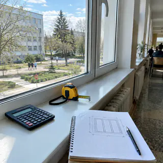 Калькулятор, рулетка і ескіз вікна на підвіконні (ілюстрація)