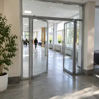 Скляні двері в холі громадської будівлі з плівкою 4 mil (ілюстрація)