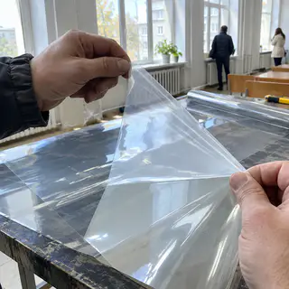 Бронеплівка 4 mil крупним планом: знімаємо підкладку (ілюстрація)