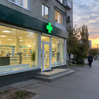 Вітрина аптеки: захисна плівка на вікна - банки, аптеки, мережі (ілюстрація)