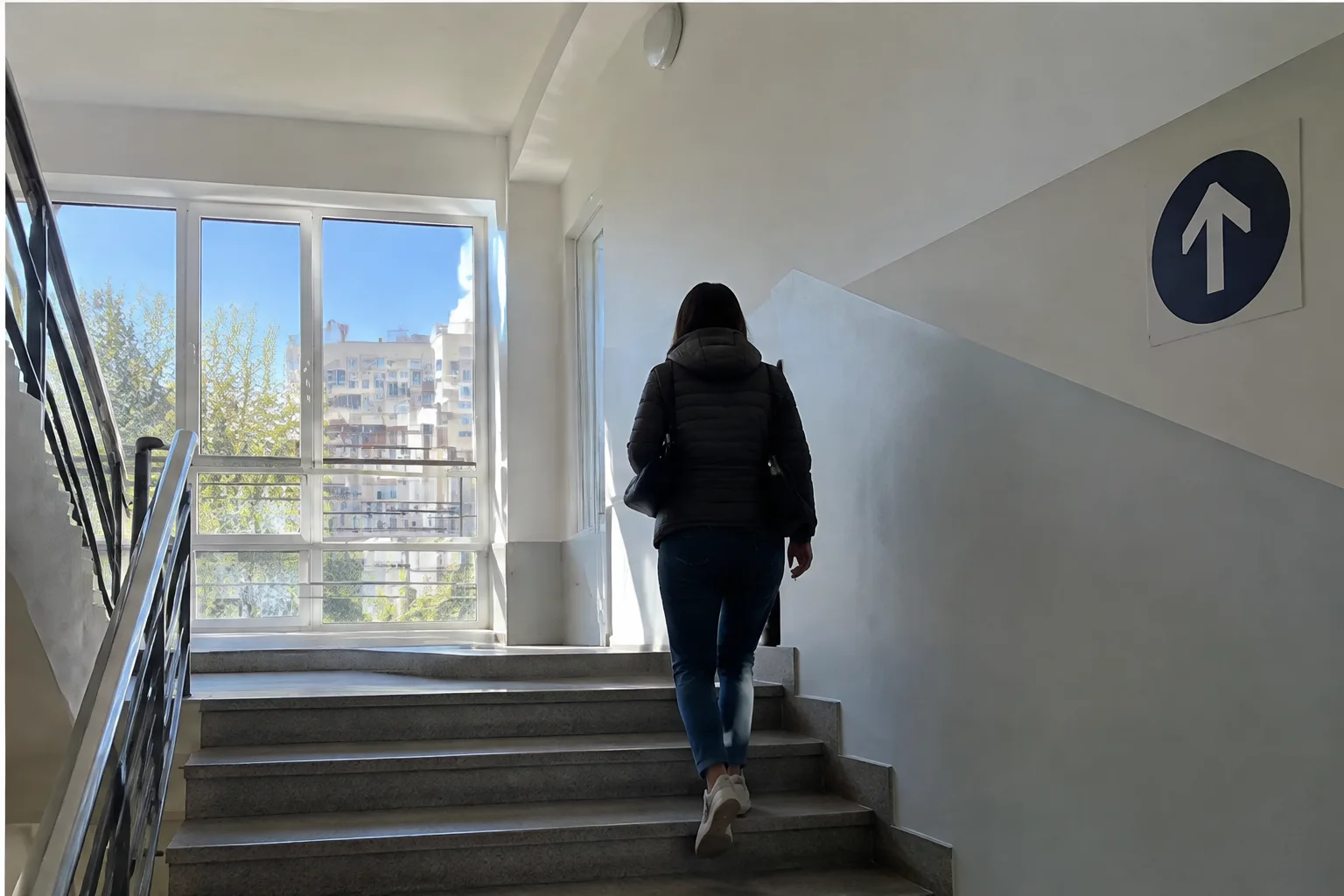 Сходи з великими вікнами і вказівником до укриття на рівні очей відвідувача